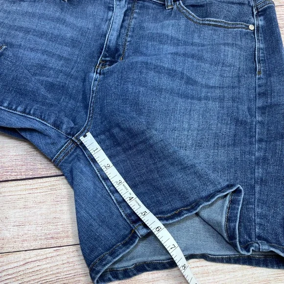 Judy Blue Womens Size 2XL Medium Wash High Rise Denim Shorts Curvy Plus Size - Picture 8 of 11